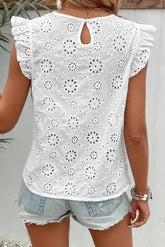 weiße Bluse mit Ösen und Rüschen